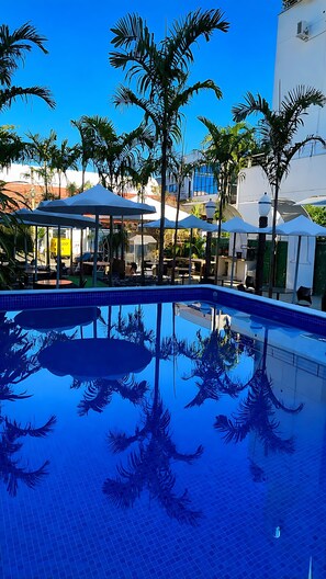 Outdoor pool - OYO Compacto Hotel Campinas (Campinas)