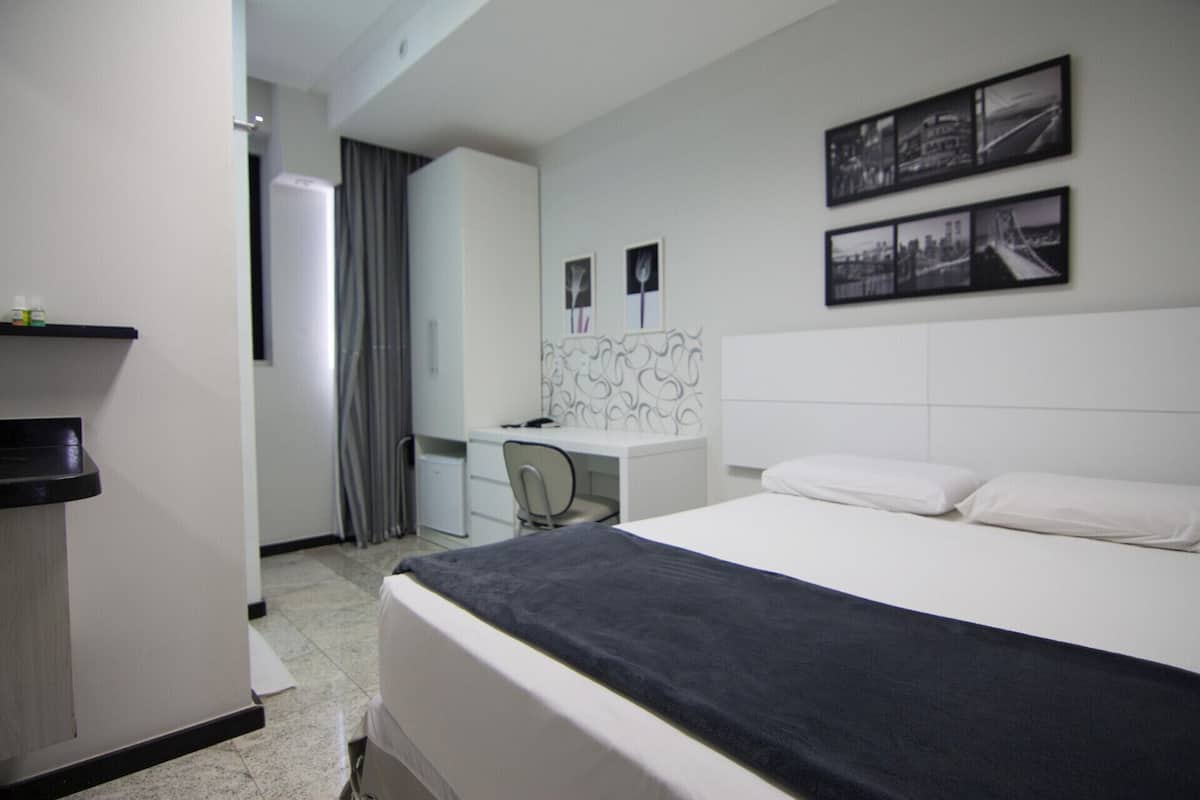 Frigobar, cofres nos quartos, cortinas blackout, Wi-Fi de cortesia