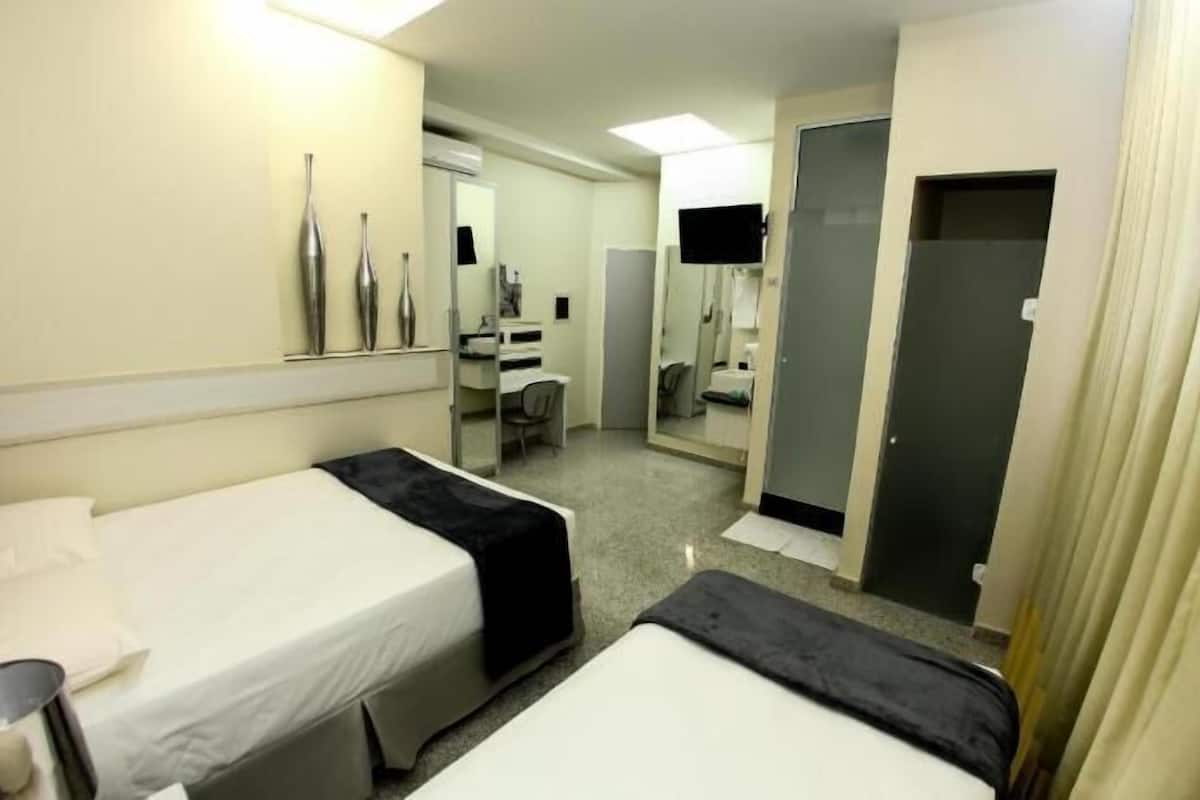 Frigobar, cofres nos quartos, cortinas blackout, Wi-Fi de cortesia