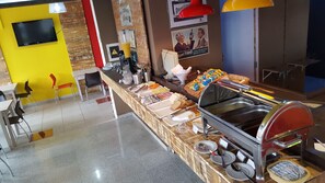 朝食 (ビュッフェ)、毎日提��供 (無料)