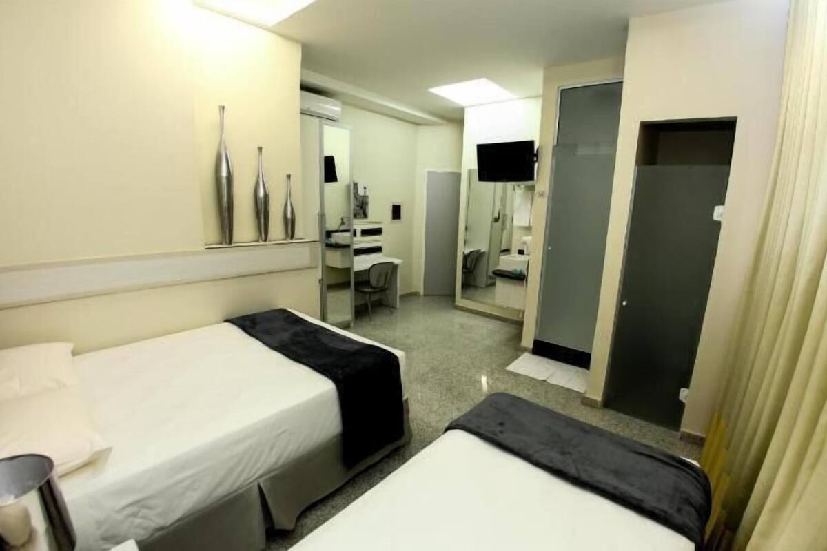 Frigobar, cofres nos quartos, cortinas blackout, Wi-Fi de cortesia