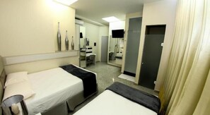 ミニバー、セーフティボックス (室内)、遮光カーテン、WiFi (無料)