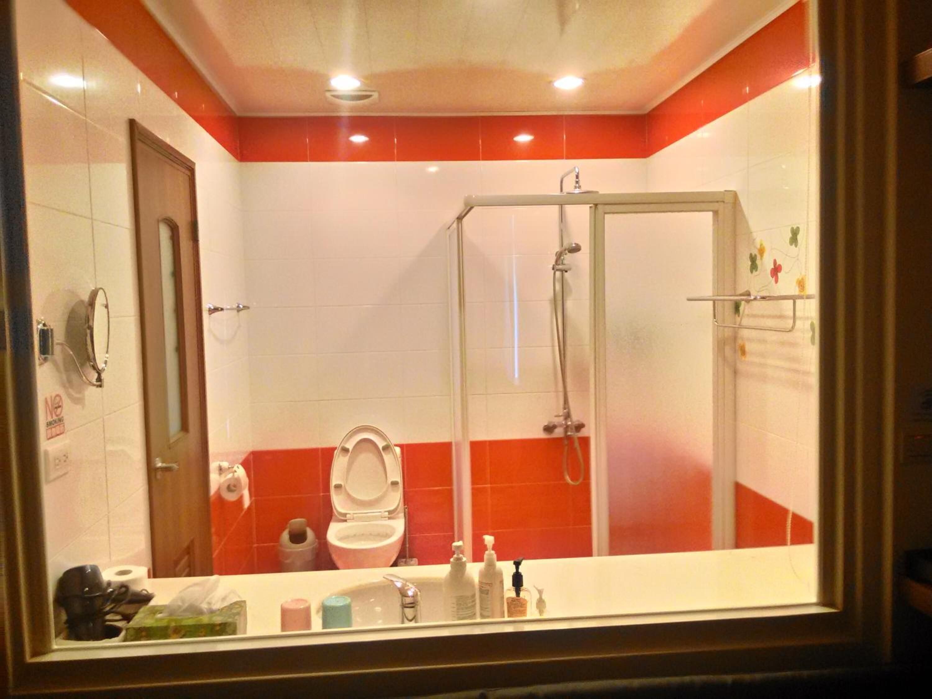 Un baño con inodoro, lavamanos y ducha.