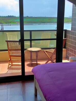 Desk, rollaway beds, free WiFi, bed sheets - Rainbowsea B&B (Huxi)