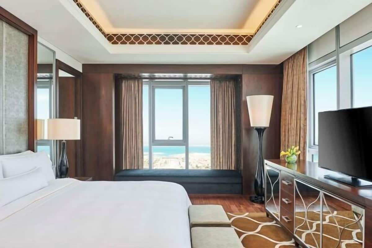 Minibar, in-room safe, individually decorated, individually furnished