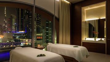 Behandelingskamers voor koppels, een sauna, een bubbelbad, een stoombad