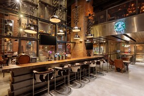 4 restaurants; breakfast, lunch, dinner and brunch served  - Hilton Dubai Al Habtoor City (Dubai)