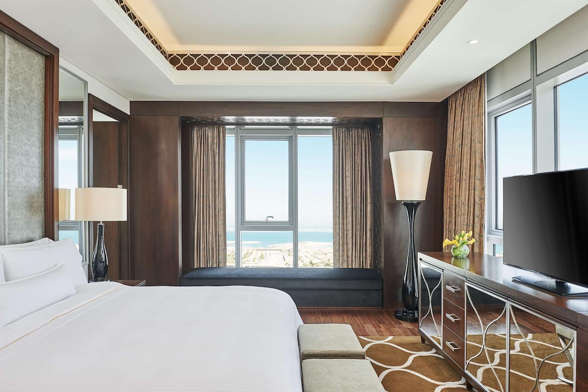 Minibar, in-room safe, individually decorated, individually furnished