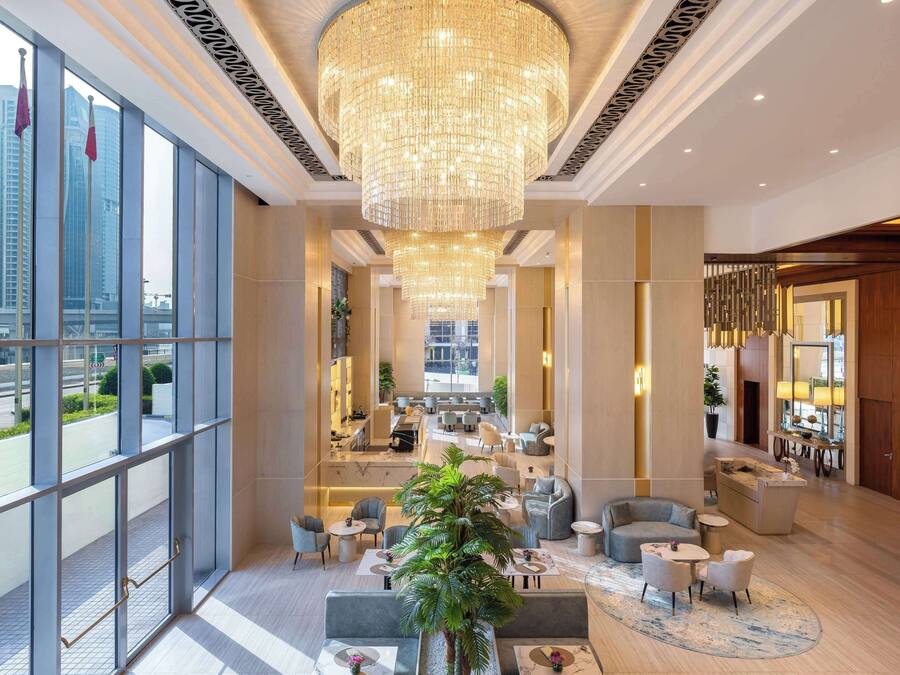 4 restoran, melayani sarapan, makan siang; sajian masakan Amerika