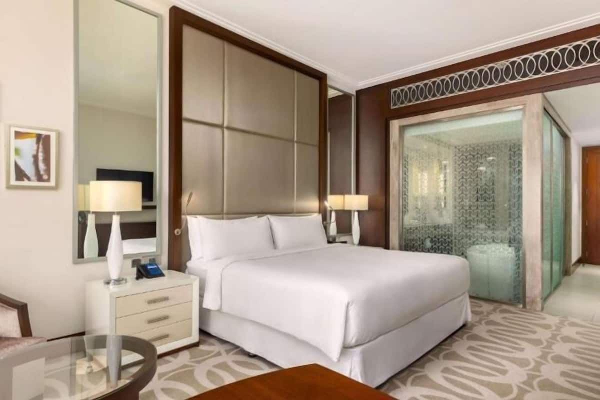 Minibar, in-room safe, individually decorated, individually furnished