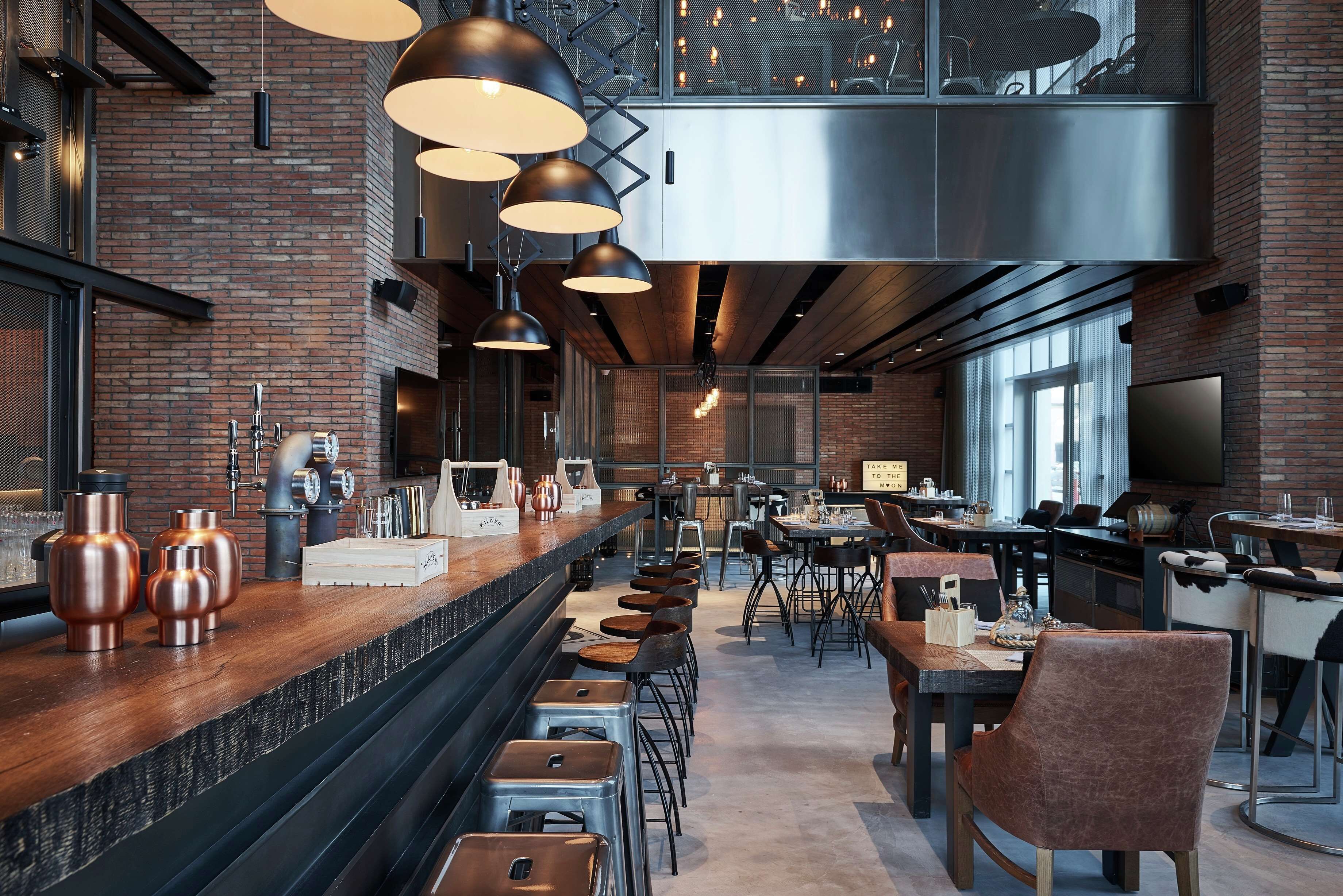 4 restaurants; breakfast, lunch, dinner, and brunch served