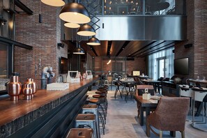 4 restaurants; breakfast, lunch, dinner and brunch served  - Hilton Dubai Al Habtoor City (Dubai)