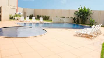 Piscina a l'aire lliure i gandules