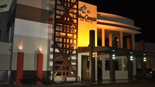 A hotel with a modern facade, a prominent entrance, and a sign indicating it is a park hotel. - eSuites Vale dos Carajás (Parauapebas)