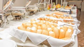 S'hi serveixen esmorzars, dinars i sopars