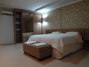 Habitación (Grand Master) | Minibar, caja de seguridad en la habitación y decoración personalizada 