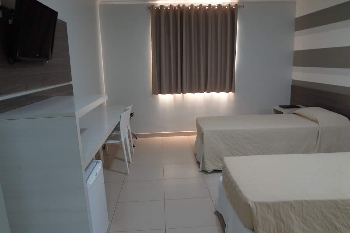 luxo cama casal | minibar, in-room safe, individually decorated, desk