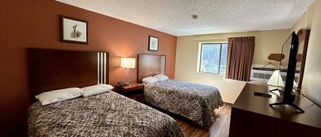 Escritorio, cortinas blackout y tabla de planchar con plancha