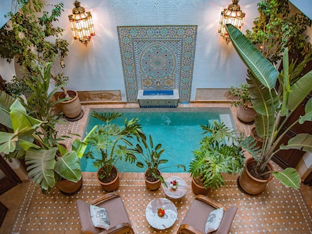 Una piscina techada, una piscina climatizada