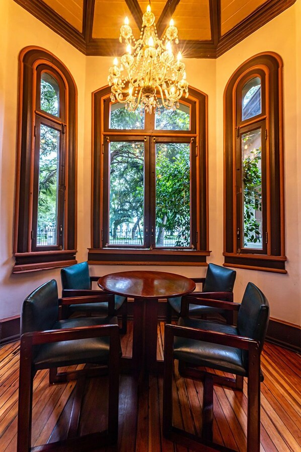 Breakfast, lunch, dinner served; international cuisine - Luxhigh Hotel San José (San José)