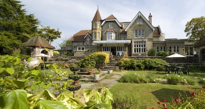 The Caledonian Island Hotel