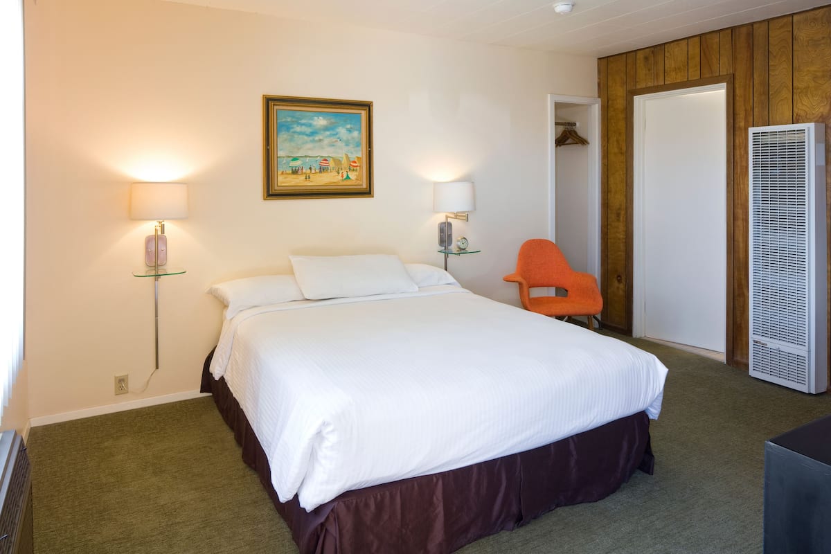 Premium bedding, desk, soundproofing, free WiFi