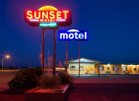 Fachada de la propiedad por la tarde o noche