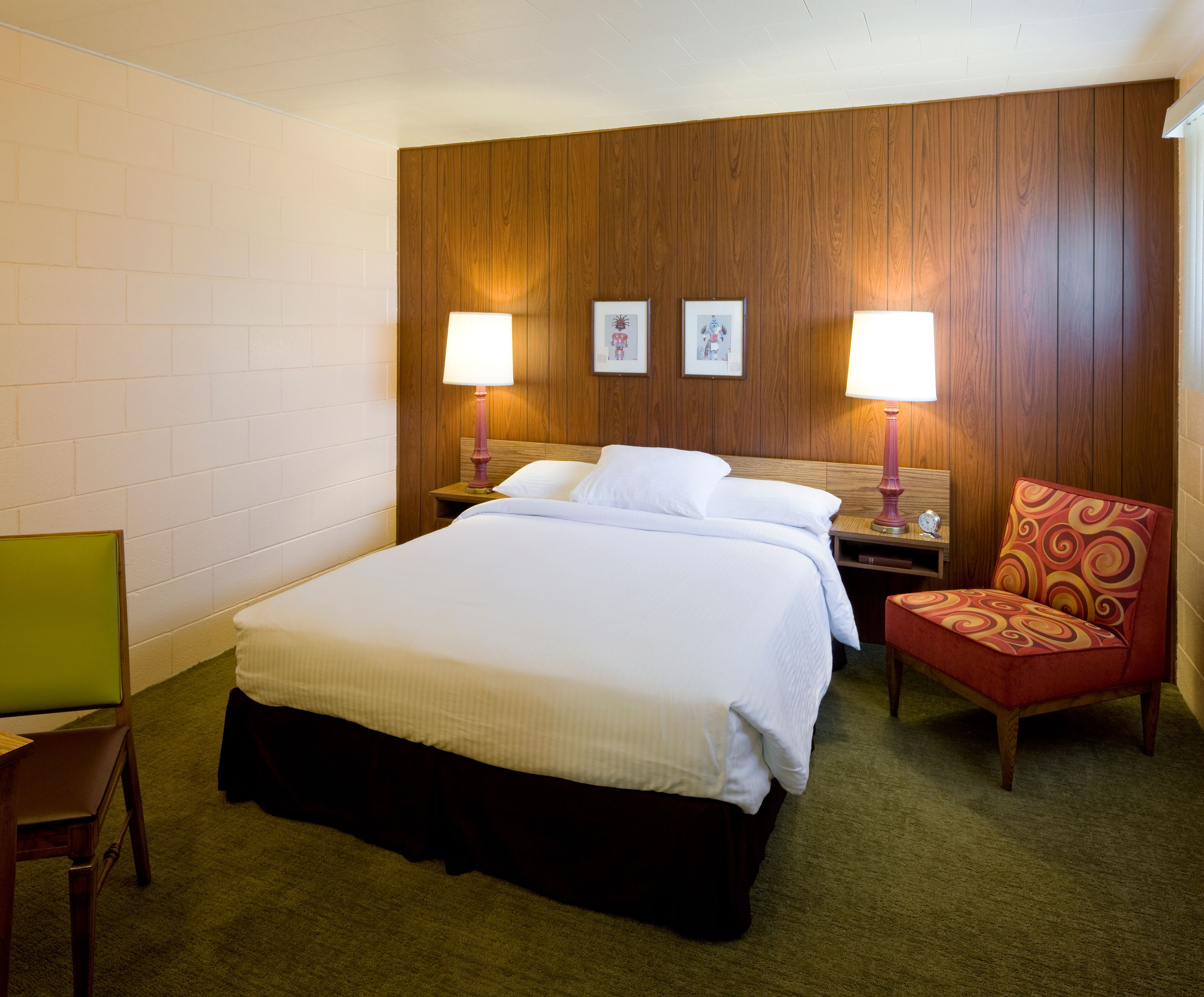 Premium bedding, desk, soundproofing, free WiFi