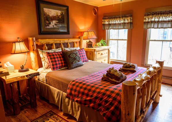 Room, 1 Queen Bed, Shared Bathroom