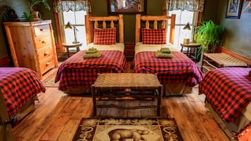 Chambre, plusieurs lits, salle de bains commune | Wi-Fi gratuit, draps fournis