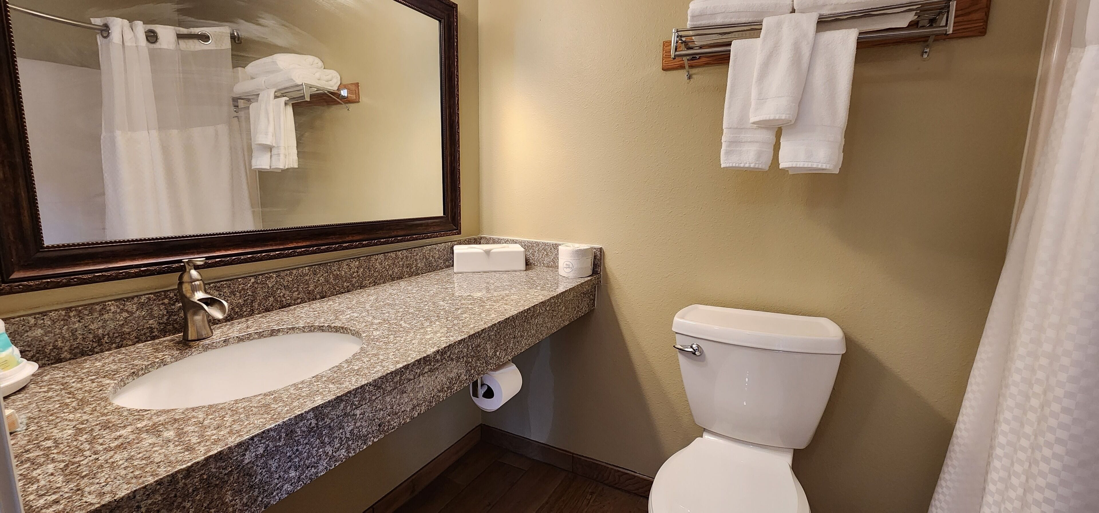 combined shower/bathtub, towels