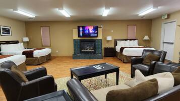 Executive Studio Suite, Multiple Beds-Ground Floor No Pets | WiFi, bed sheets