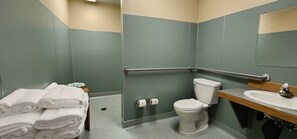 Bañera con ducha, toallas