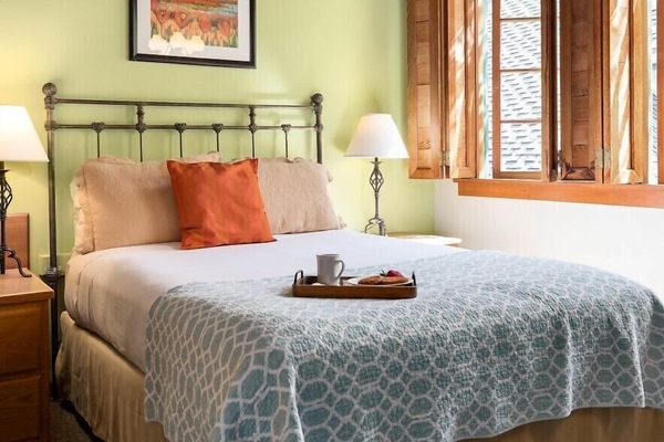 Single Queen | Iron/ironing board (on request), bed sheets