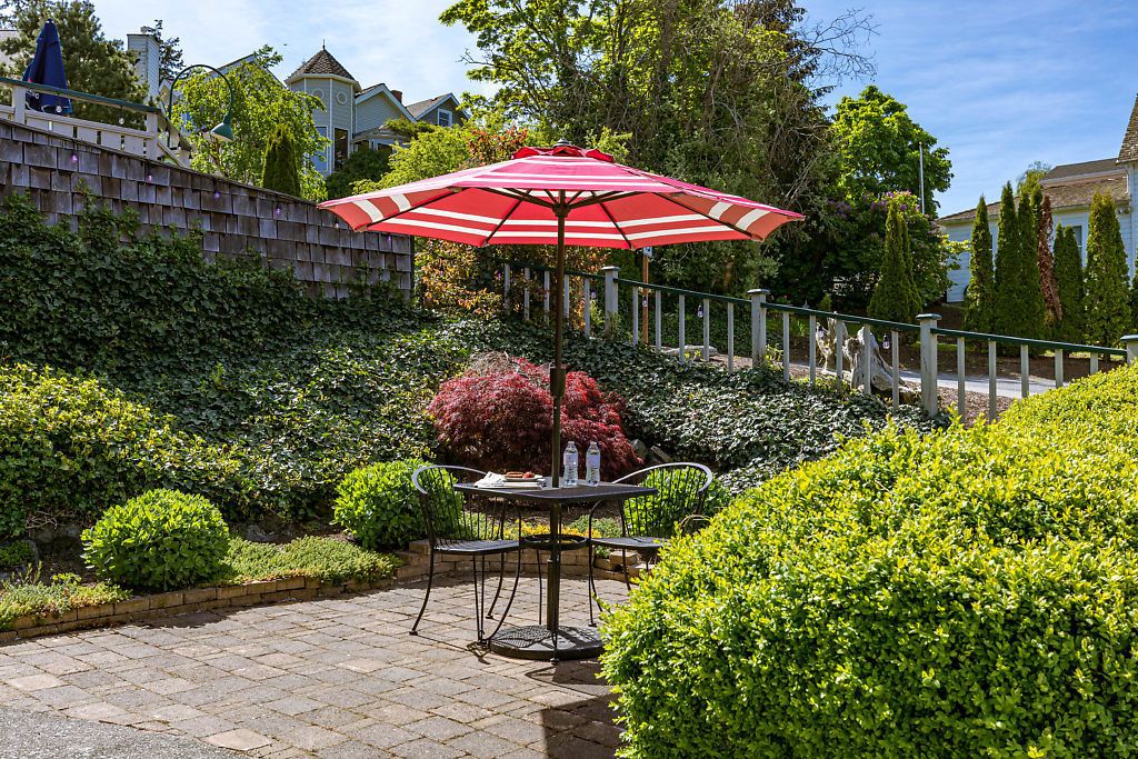 single king | iron/ironing board, rollaway beds, bed sheets