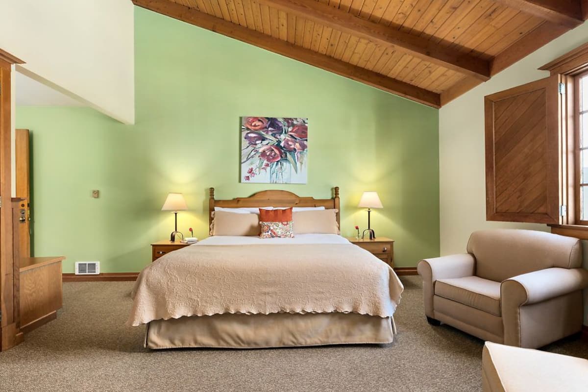 Single King | Iron/ironing board (on request), bed sheets