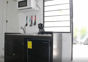 Departamento | Cocina privada | Refrigerador con congelador, microondas y cafetera y tetera 