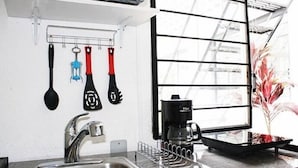 Appartamento | Cucina privata | Macchina per tè/caffè, frigorifero con congelatore, microonde