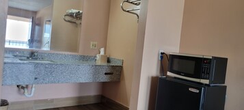 Standard Room, 1 King Bed, Non Smoking | Desk, free WiFi