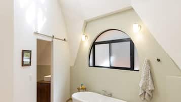 Superior Suite, 2 Bedrooms - No A/C | Bagno | Doccia, set di cortesia gratuito, asciugamani