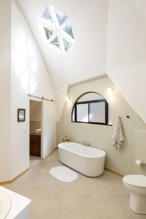 Superior Suite, 2 Bedrooms - No A/C | Bad | Dusj, toalettartikler (inkludert) og håndklær