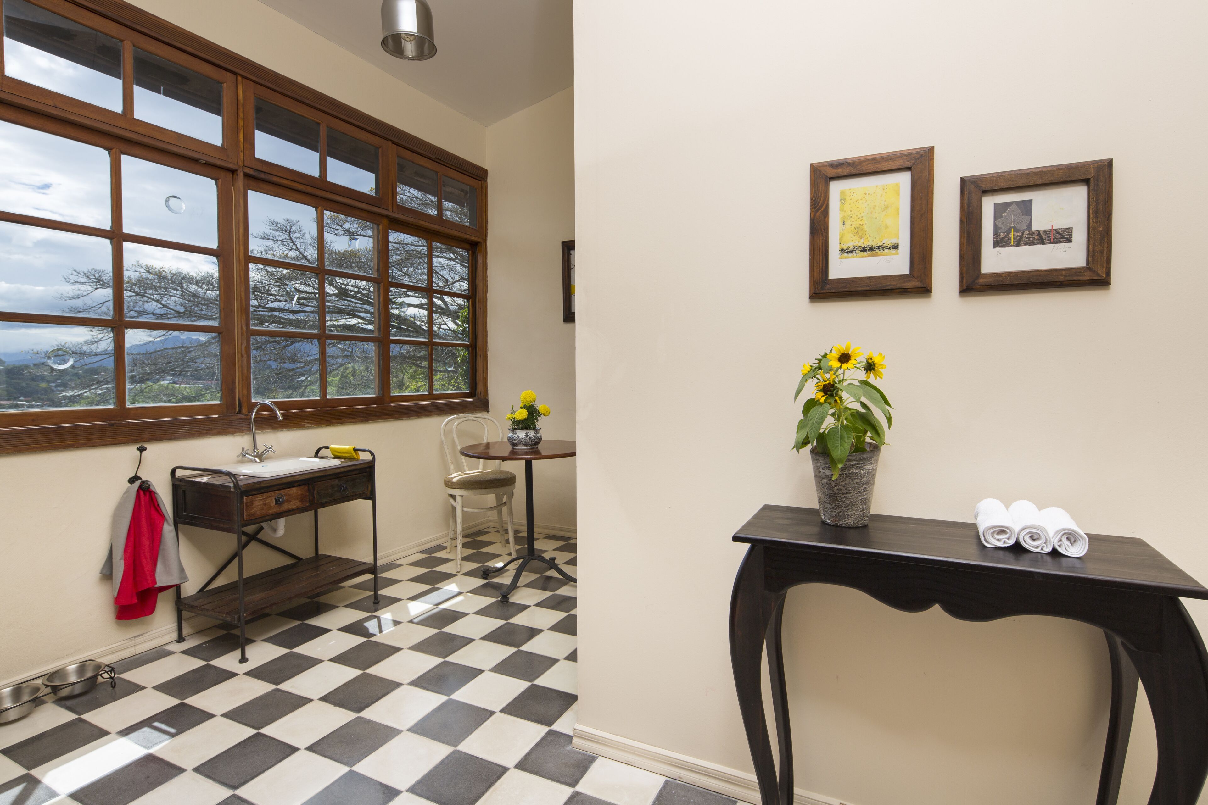 honeymoon suite, 1 king bed, garden view | bathroom | shower, free toiletries, towels