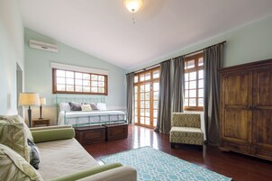 Honeymoon Suite, 1 King Bed, Garden View | Premium bedding, in-room safe, blackout drapes, soundproofing
