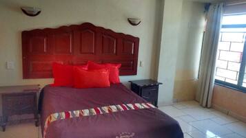 Habitacion Sencilla | Edredón, decoración personalizada, muebles diferentes y escritorio
