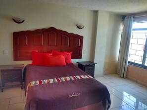 Habitacion Sencilla | Couette en duvet, décor unique, ameublement unique, bureau