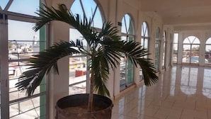 بار بجانب حمام السباحة