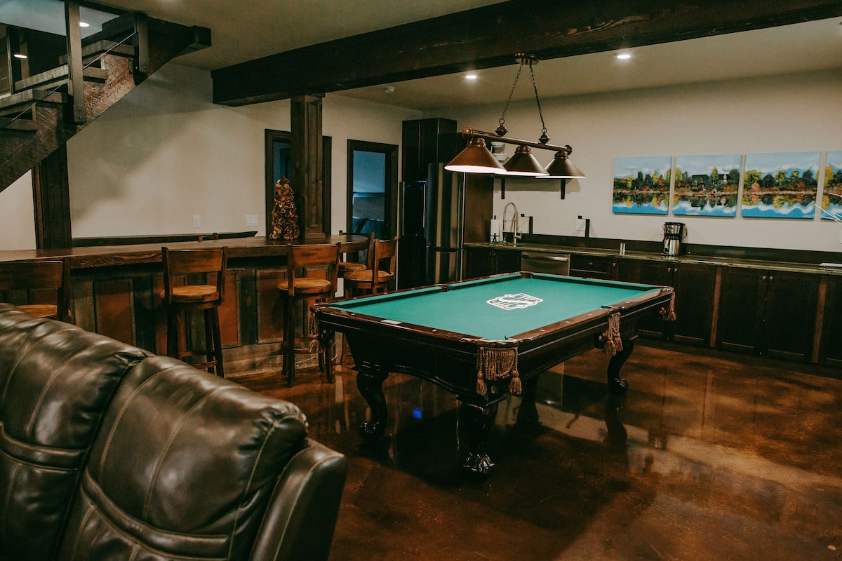 Luxury Chalet, 6 Bedrooms, Patio, Pool View (Heritage) | Living area
