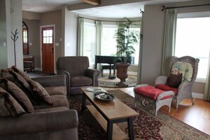 Luxury Cabin, 2 Bedrooms, Jetted Tub, Lake View (Legacy) | Living area