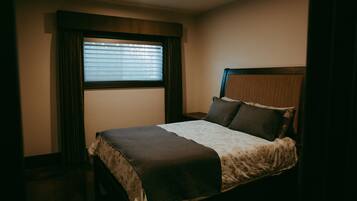 Luxury Chalet, 6 Bedrooms, Patio, Pool View (Heritage) | 1 bedroom, premium bedding, rollaway beds, bed sheets
