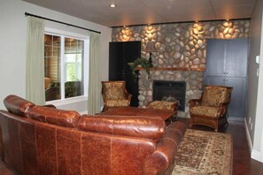 Luxury Cabin, 2 Bedrooms, Jetted Tub, Lake View (Legacy) | Living area